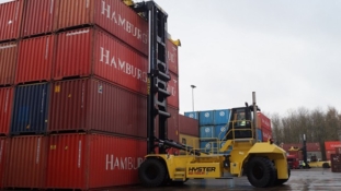 Mönkemöller chooses Hyster for flexible container handling.