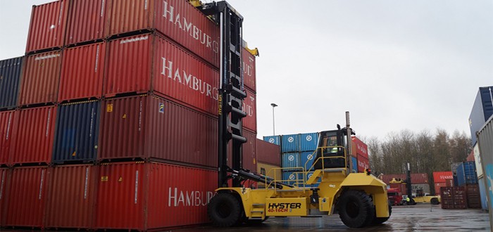 Mönkemöller chooses Hyster for flexible container handling.