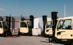 4 Hyster Fortens forklifts with new side battery extraction system for VBI Weurt.