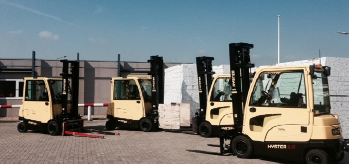 4 Hyster Fortens forklifts with new side battery extraction system for VBI Weurt.