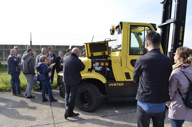 Hyster shows 6-16T lift truck diversity.