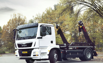 Hiab presents the world’s first electric powered MULTILIFT Futura skiploader.