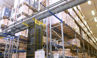 Smart automation reduces the complexity of logistics for the pharmaceutical industry.