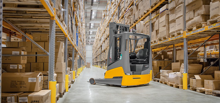 World premiere of the ETV 216i: The world’s first reach truck with built-in lithium-ion battery.