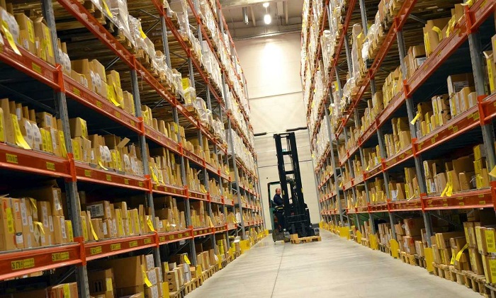 Safety precautions to consider when operating warehouse lifting equipment